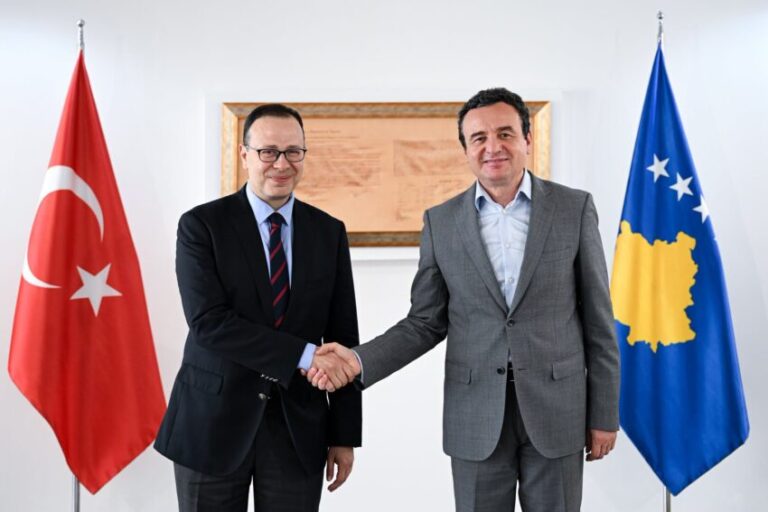 Kurti falënderon ambasadorin turk për kontributin në marrëdhëniet Kosovë–Turqi