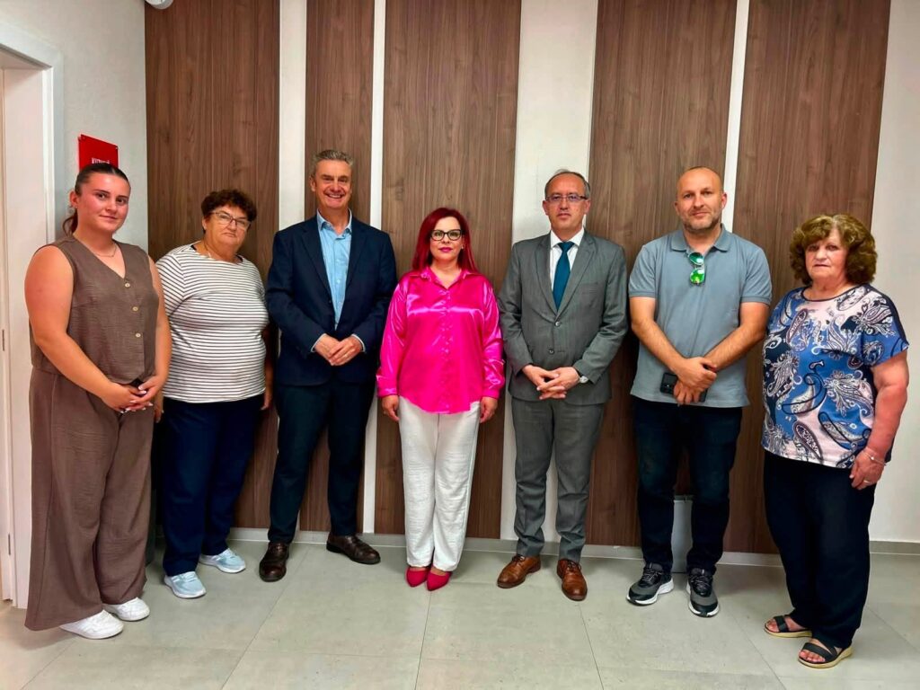 Hoti dhe ambasadori britanik vizitojnë shoqatën që fuqizon gratë