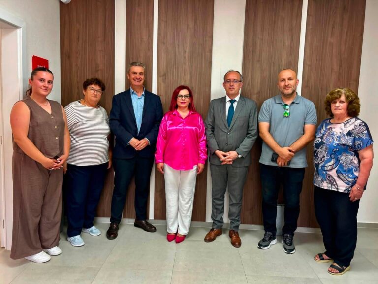 Hoti dhe ambasadori britanik vizitojnë shoqatën që fuqizon gratë