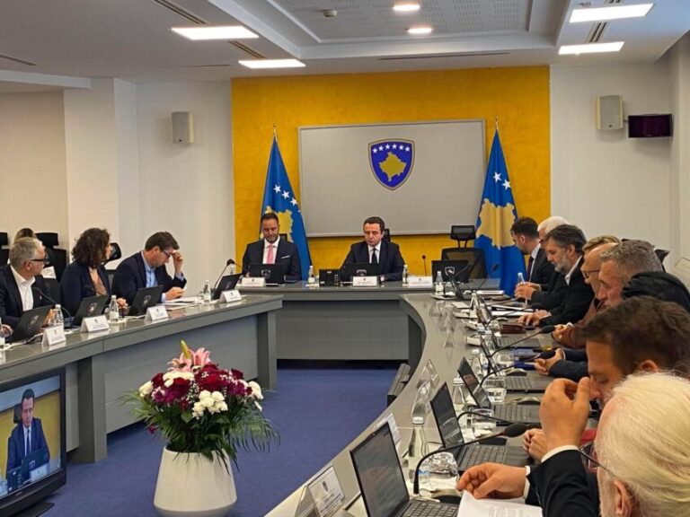 Kurti: Rikthimi i gjyqtarëve e prokurorëve serbë duhet të bëhet vetëm sipas ligjit