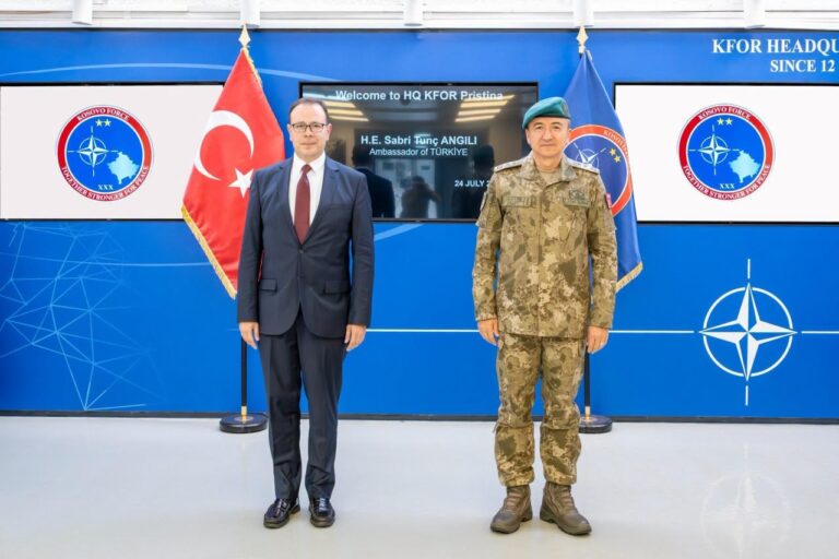 Komandanti i KFOR-it pret ambasadorin turk në vizitën e lamtumirës