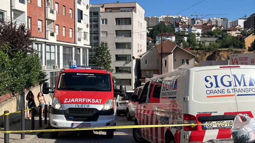 Rrëzohet krani në Prishtinë, një punëtor humb jetën dhe një tjetër rëndë i lënduar