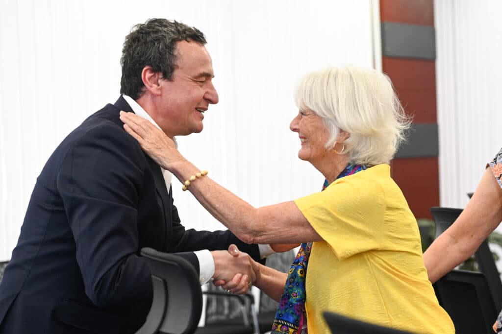 Kryeministri në detyrë Kurti priti në takim antropologen Janet Reineck dhe pjesëmarrëset në “Kosova Ethno-Tour 2026”