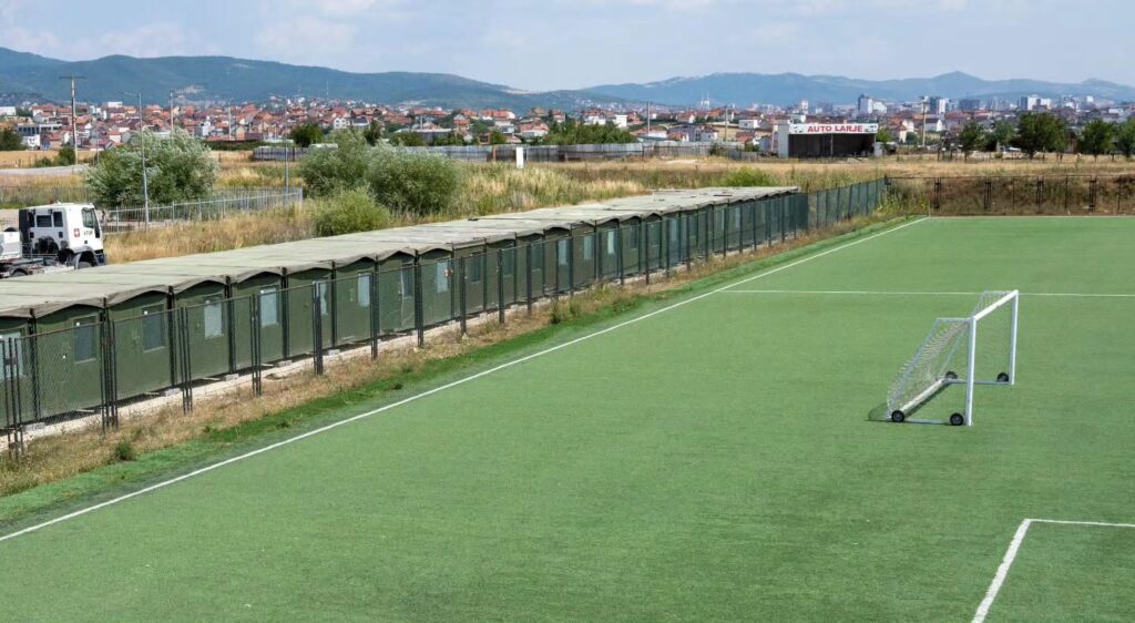 KFOR-i zhvendos 67 kontejnerë për të përmirësuar kushtet për futbollistët e rinj