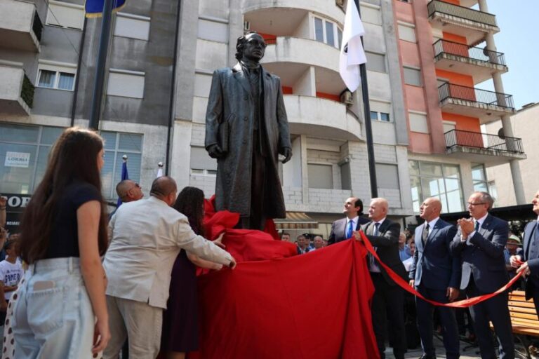 Në Klinë përurohet shtatorja e Ibrahim Rugovës, Haradinaj: Nderim për brezat e lirisë