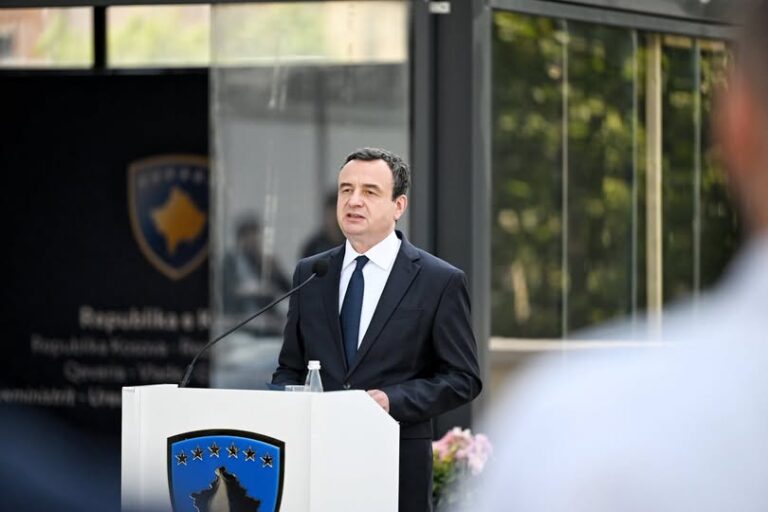 Kurti ngushëllon familjet e tre kosovarëve që humbën jetën në aksidentin në Bllacë