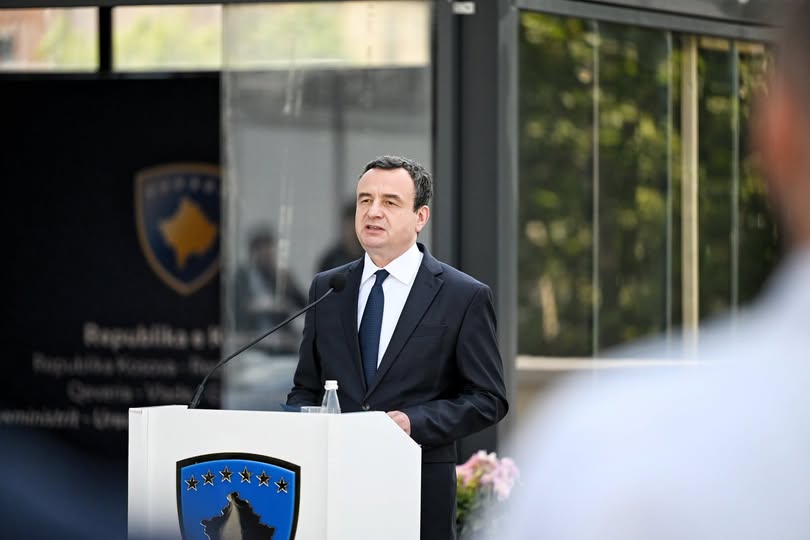 Kurti ngushëllon familjet e tre kosovarëve që humbën jetën në aksidentin në Bllacë