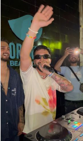 Gjesti provon rolin e DJ-it dhe ndez atmosferën në Ksamil