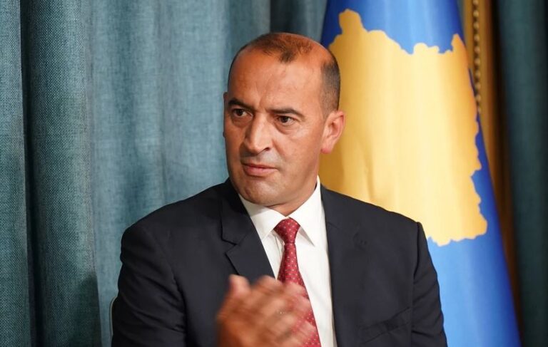 Daut Haradinaj përkujton heronjtë Rexhë dhe Arton Qorraj në përvjetorin e rënies së tyre