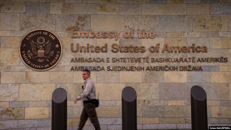 Ambasada amerikane: Kushtetuta garanton përfaqësimin e serbëve në institucionet e Kosovës