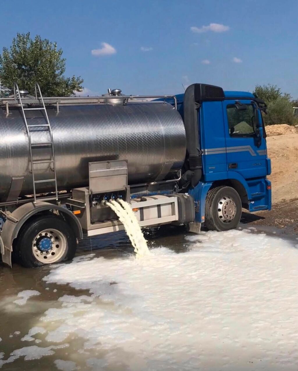 Qumështoret kërkojnë sqarime për ndalimin e vajit të palmës dhe qumështit pluhur