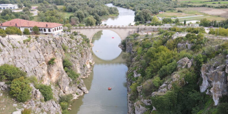 Gruaja gjendet pa shenja jete në lumin Drini i Bardhë, nis hetimi