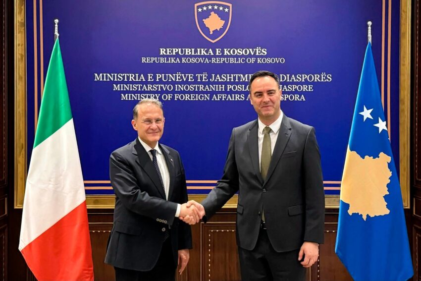 Konjufca takohet me zyrtarin italian, në fokus BE-ja, NATO dhe bashkëpunimi ekonomik