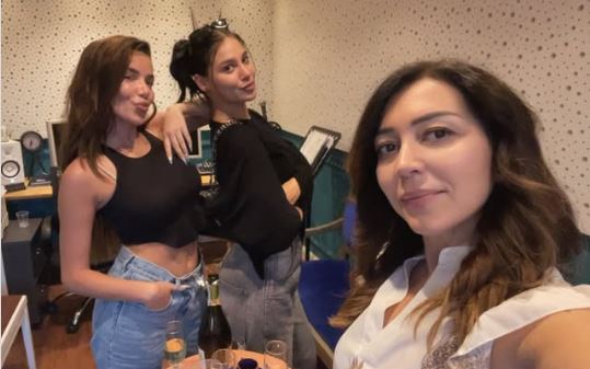 Tayna dhe Dhurata Dora në studio, publikohet një sinjal për bashkëpunim