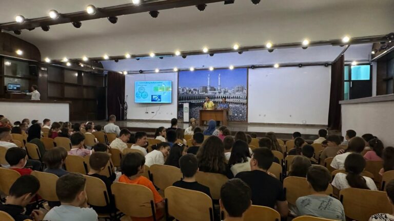 Policia ligjëron për sigurinë në internet para 150 nxënësve në Prishtinë