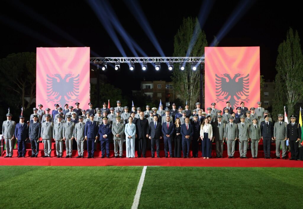 Dhjetë oficerë të FSK-së diplomojnë në Akademinë Ushtarake të Shqipërisë