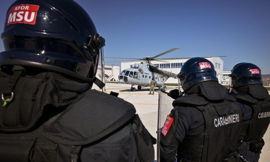 Stërvitje me helikopterë e KFOR-it në Prishtinë