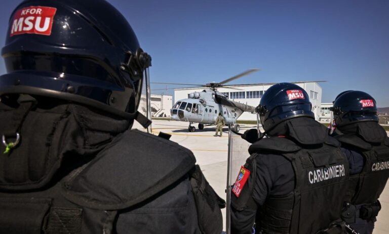 Stërvitje me helikopterë e KFOR-it në Prishtinë