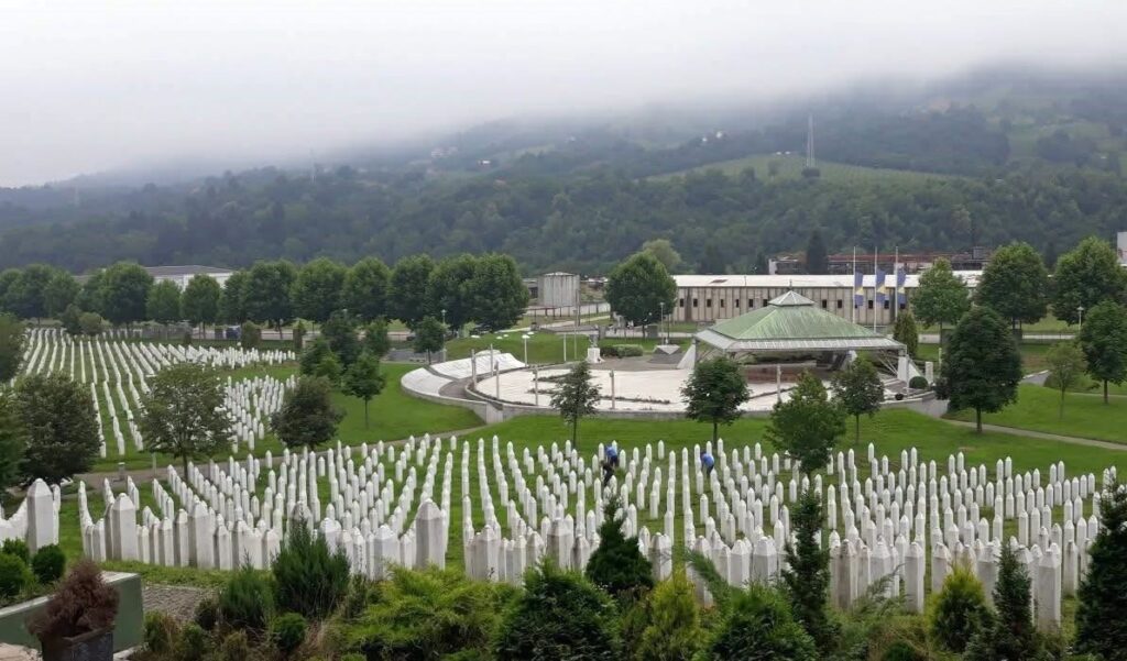 Haradinaj kujton viktimat e Srebrenicës: Bashkëndjejmë me popullin e Bosnjës