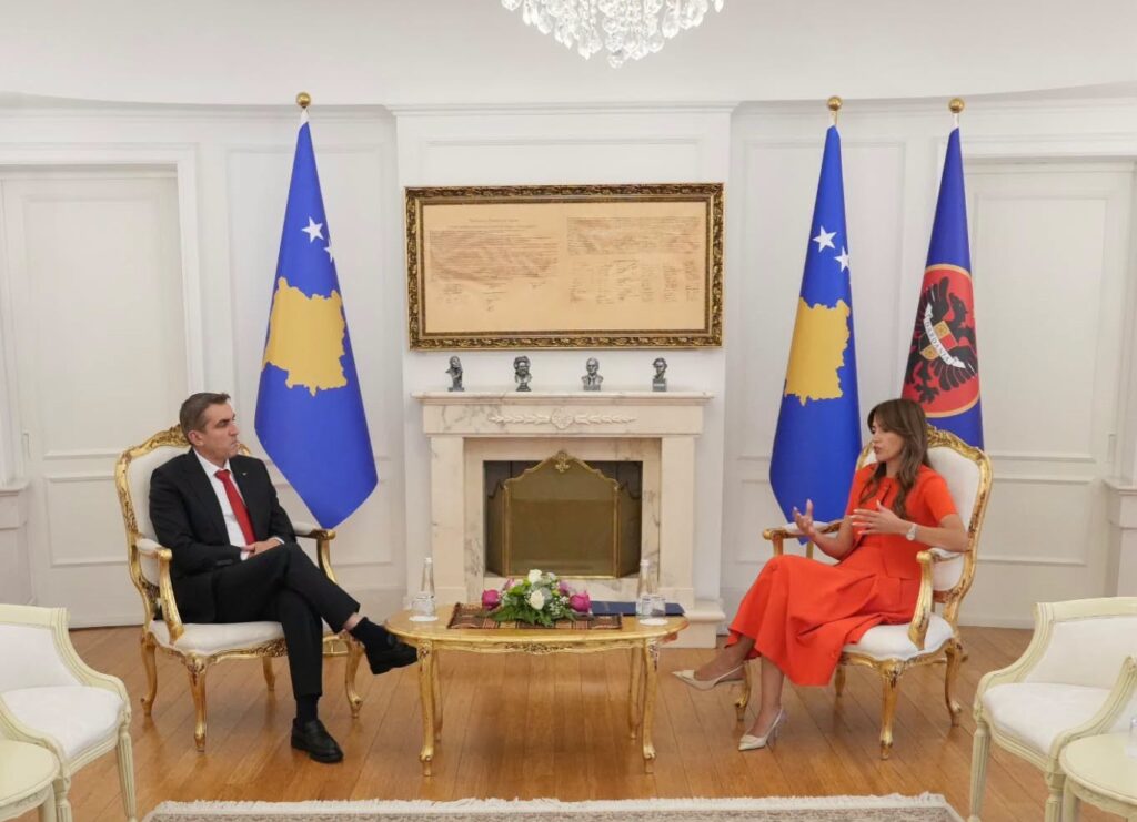 Haxhiu i dorëzon dekretin Zejnulla Gashit si Kryeprokuror i Shtetit