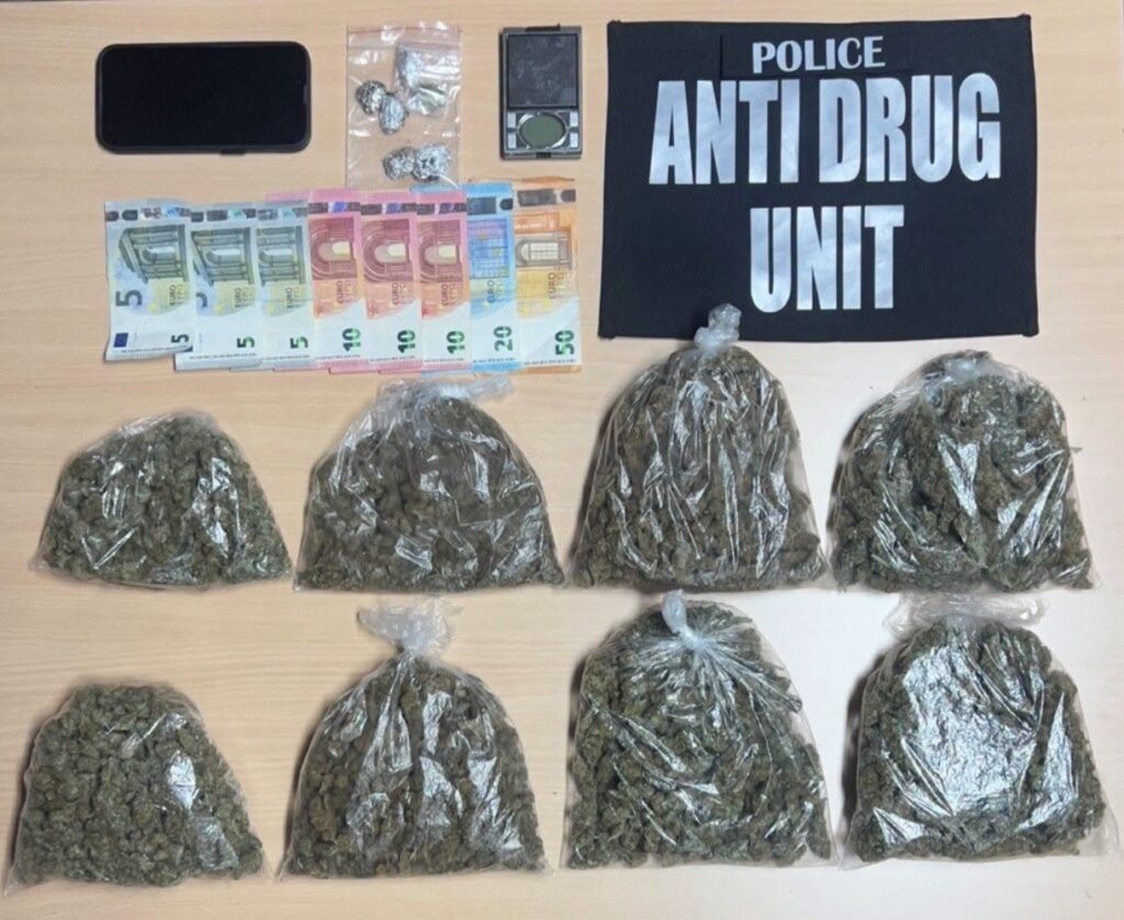 Arrestohet një i dyshuar për përfshirje në veprën ‘blerja, posedimi, shpërndarja dhe shitja e paautorizuar e narkotikëve, substancave psikotrope dhe analoge’