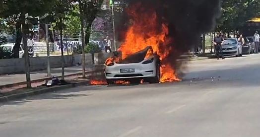Përfshihet nga zjarri një veturë në Prishtinë, nuk raportohet për të lënduar