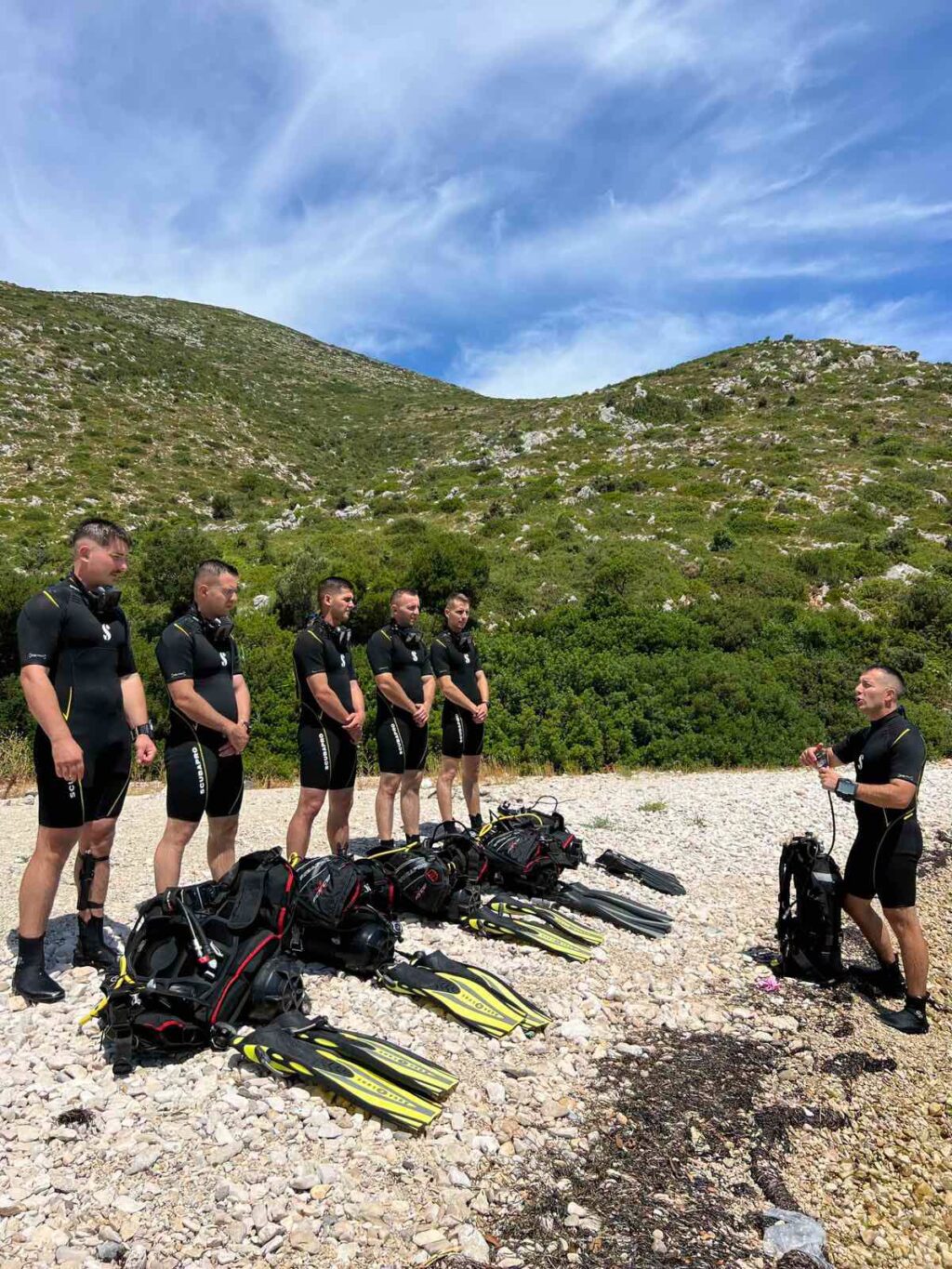 Pjesëtarët e FSK-së avancojnë aftësitë në zhytje në Shqipëri