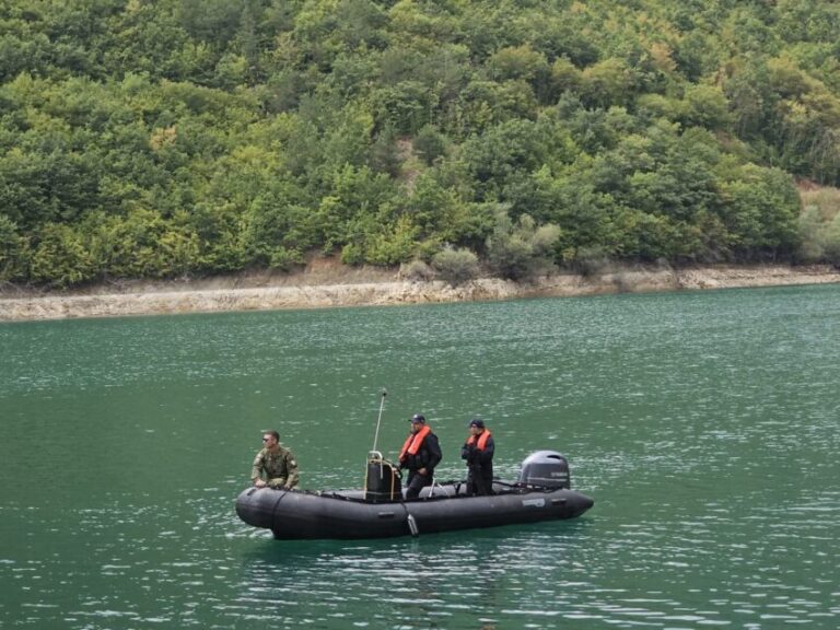 Vazhdojnë kërkimet për 25-vjeçarin e zhdukur në Liqenin e Batllavës