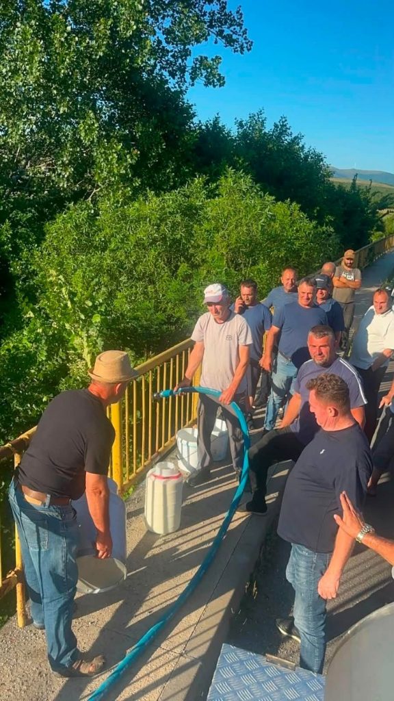 Fermerët e qumështit paralajmërojnë protestë para Ministrisë së Bujqësisë