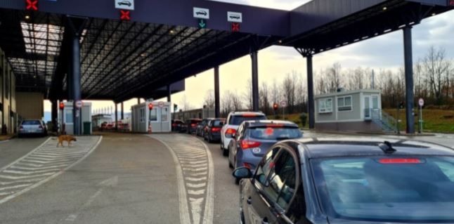 Kolona në kufi, pritjet arrijnë deri në 90 minuta