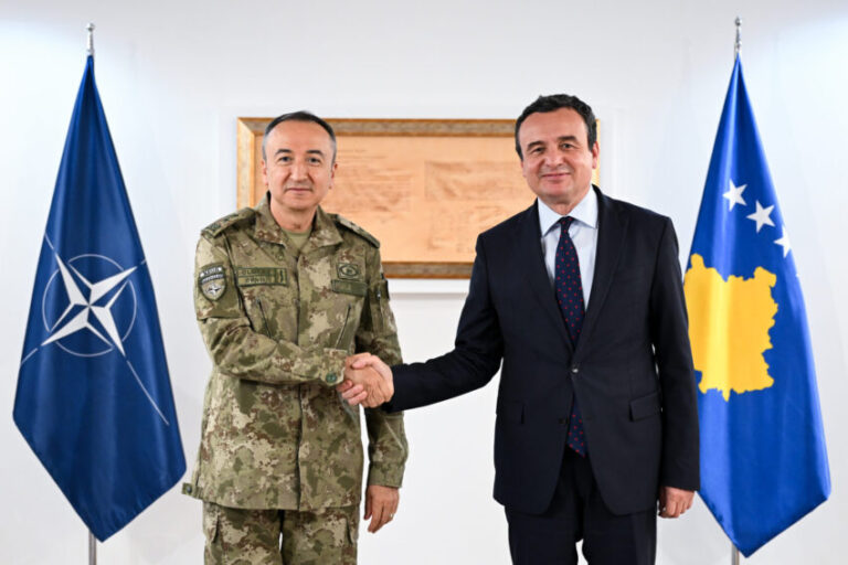 Kurti takon komandantin e KFOR-it, bisedojnë për sigurinë dhe zhvillimet politike
