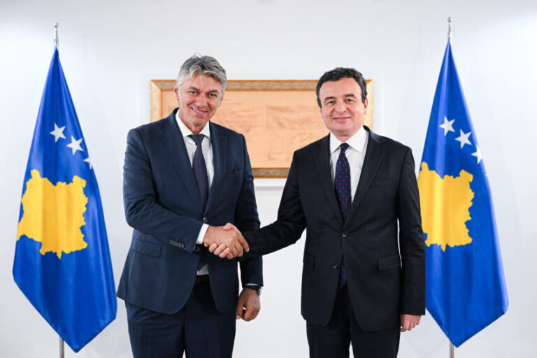 Kurti dhe Sela diskutojnë për zhvillimet politike dhe projektet mes Kosovës e Maqedonisë së Veriut