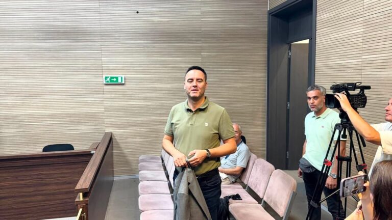 Nis rigjykimi ndaj Konjufcës për gazin lotsjellës në Kuvend