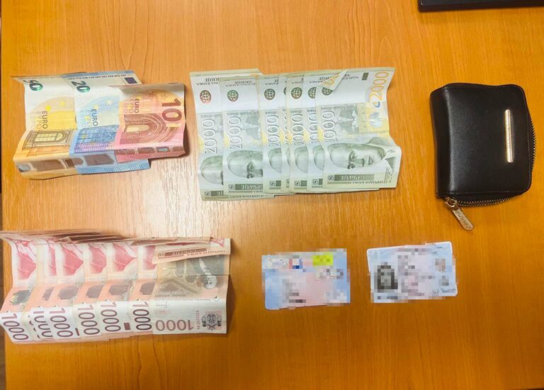 Qytetarët në Mitrovicën e Veriut dorëzojnë paratë dhe dokumentet e gjetura