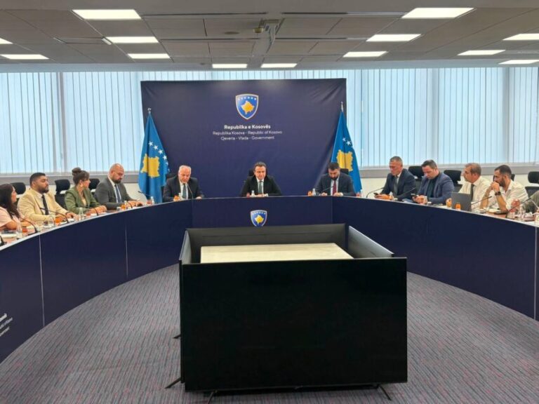 Qeveria kërkon koordinim më të madh me komunat për të drejtat e komuniteteve