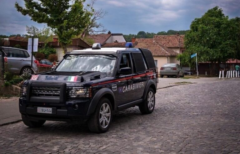 Karabinierët italianë patrullojnë në Gjakovë, KFOR: Për siguri dhe stabilitet
