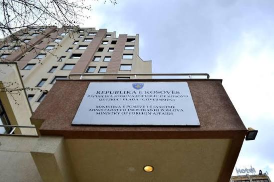 MPJ siguron kontratë 497 mijë euro për udhëtime zyrtare