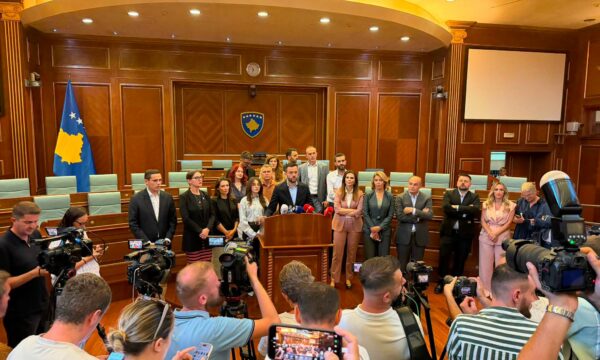 PDK dhe Aleanca rikthehen në Kuvend, kërkojnë vazhdimin e seancës