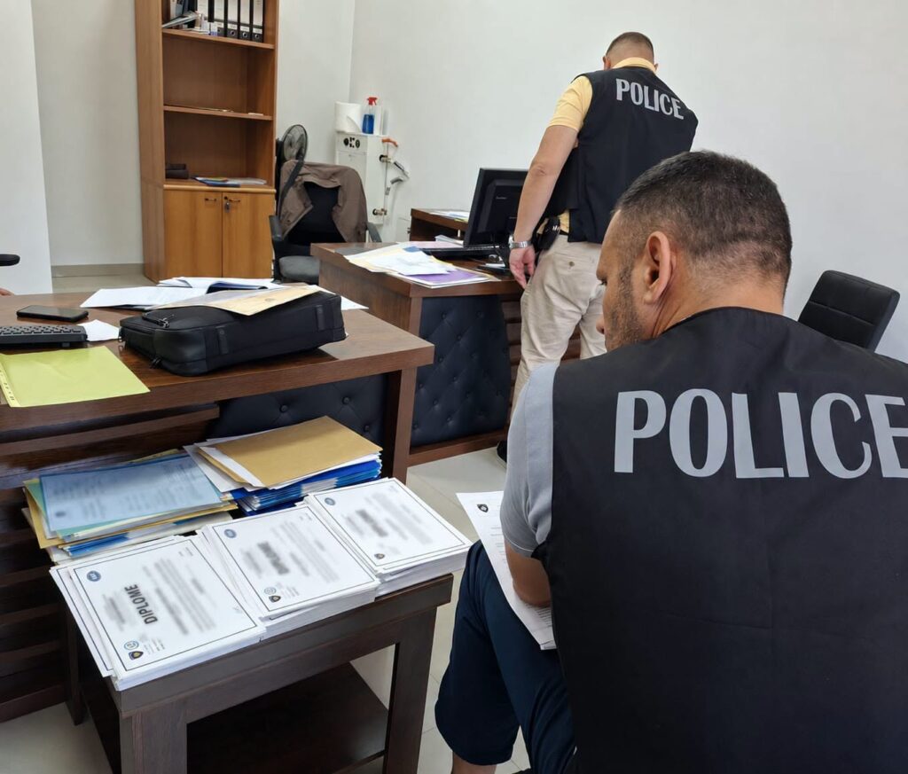 Dyshohet se lëshoi 1,679 diploma pa trajnime, arrestohet një person në Prizren