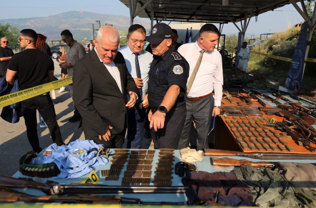 Policia ekspozon armët dhe pajisjet e konfiskuara në Zubin Potok