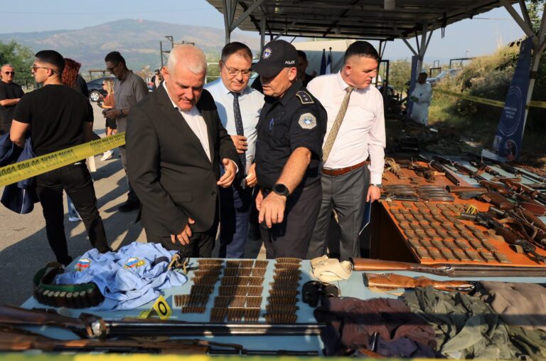 Policia ekspozon armët dhe pajisjet e konfiskuara në Zubin Potok
