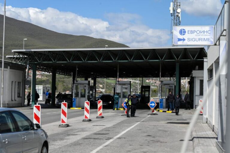 Rriten pritjet në kufi, deri në dy orë për hyrje në Dheu i Bardhë