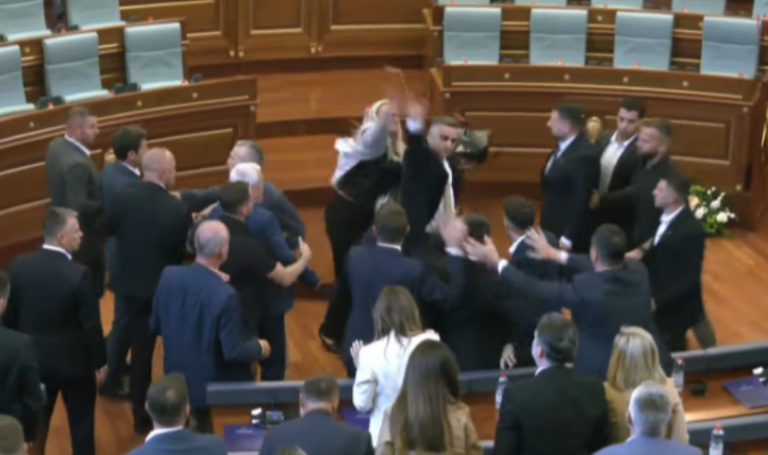 Kadriaj gjuan me vezë në drejtim të Kurtit, ndërpritet seanca