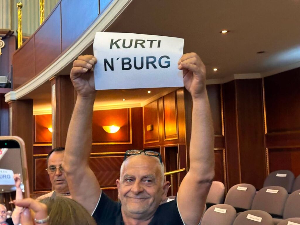 “Kurti n’burg”, mërgimtarit i hiqet pankarta në Kuvend
