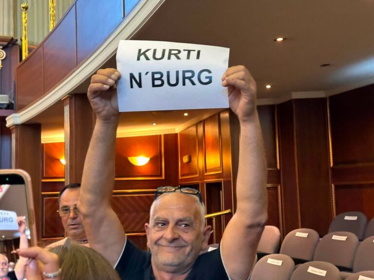 “Kurti n’burg”, mërgimtarit i hiqet pankarta në Kuvend