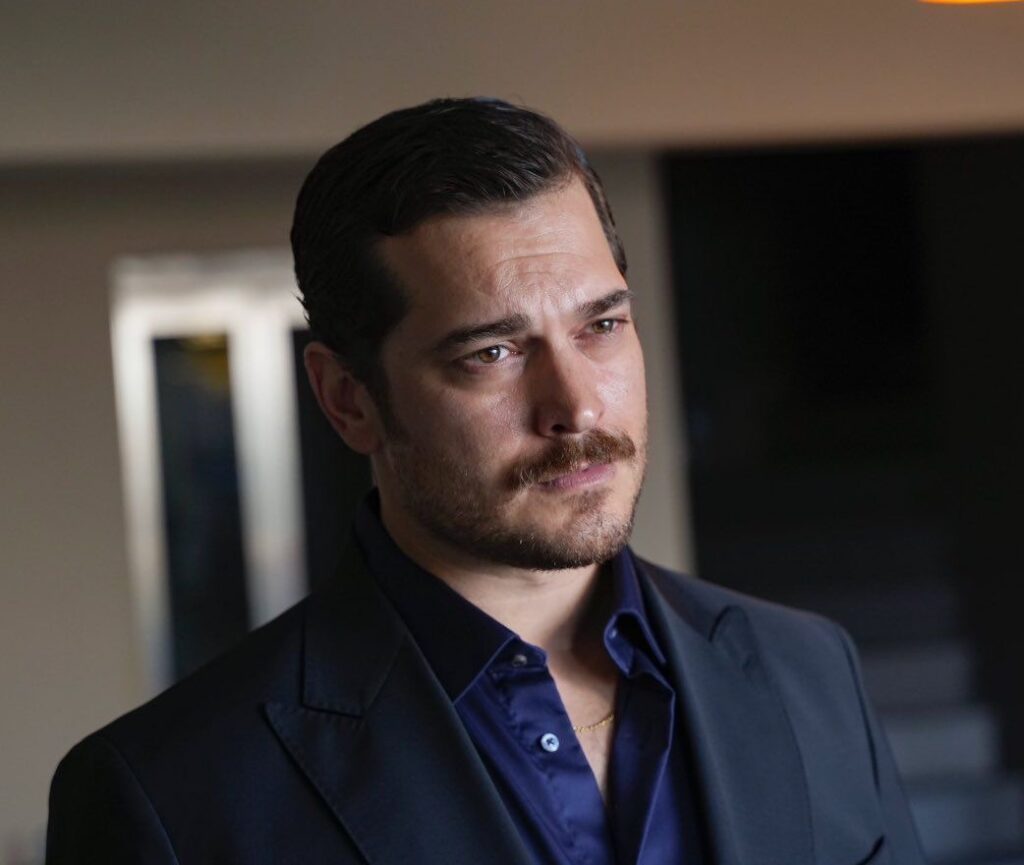 Çağatay Ulusoy befason fansat me ndryshimin në pamje gjatë pushimeve në Bodrum