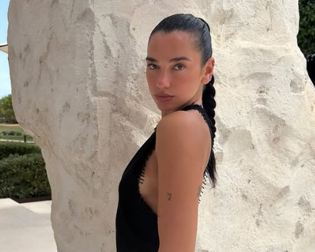 Dua Lipa feston 31-vjetorin në Ibiza