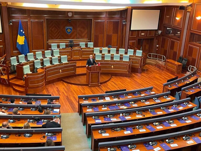 Tahiri: Bllokada e Kuvendit po thellon krizën në Kosovë