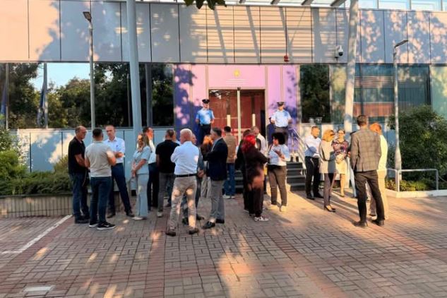 PDK-ja për të shtatën ditë bllokon hyrjen e Qeverisë, aksionit i bashkohen Aleanca dhe asamblistë nga Lipjani