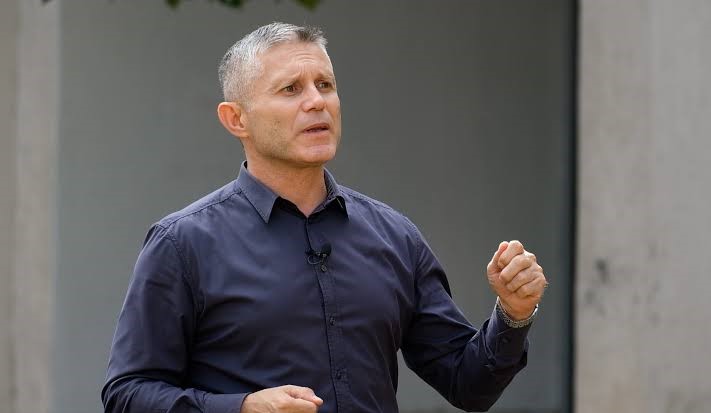 Ramadani kritikon zhvillimet në Kuvend: Keqpërdorimi i pushtetit po e dëmton Kosovën
